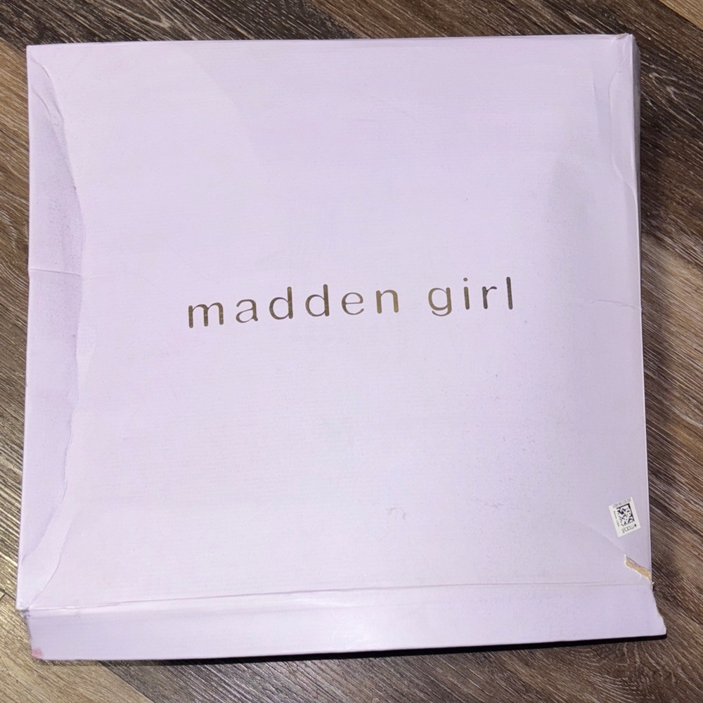 Madden Girl Lavender Gift Box - Picture 5 of 17